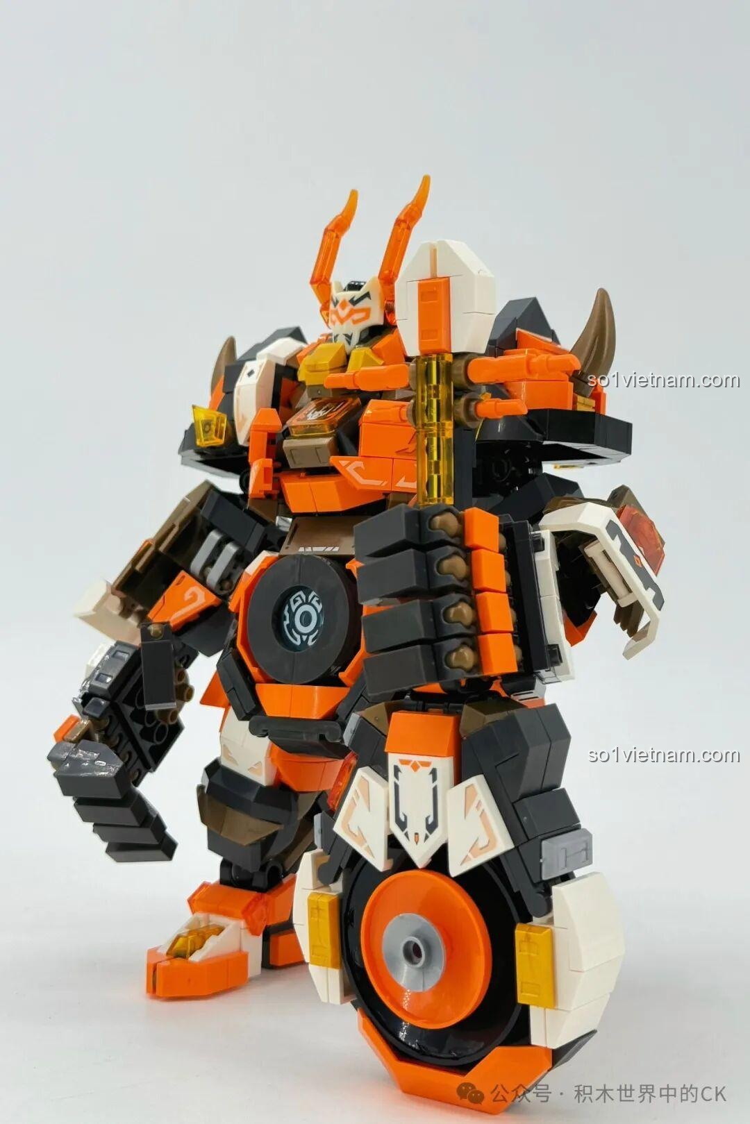 Mô hình robot Ma Lễ Thanh SEMBO 106005 nhìn từ góc chéo, khoe vẻ đẹp của bộ giáp.