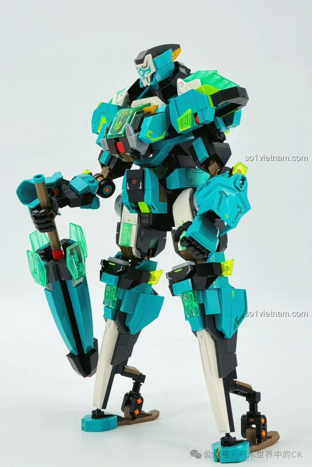 Mô hình robot Ma Lễ Thọ SEMBO 106007 nhìn từ góc chéo, khoe vẻ đẹp của bộ giáp đỏ.