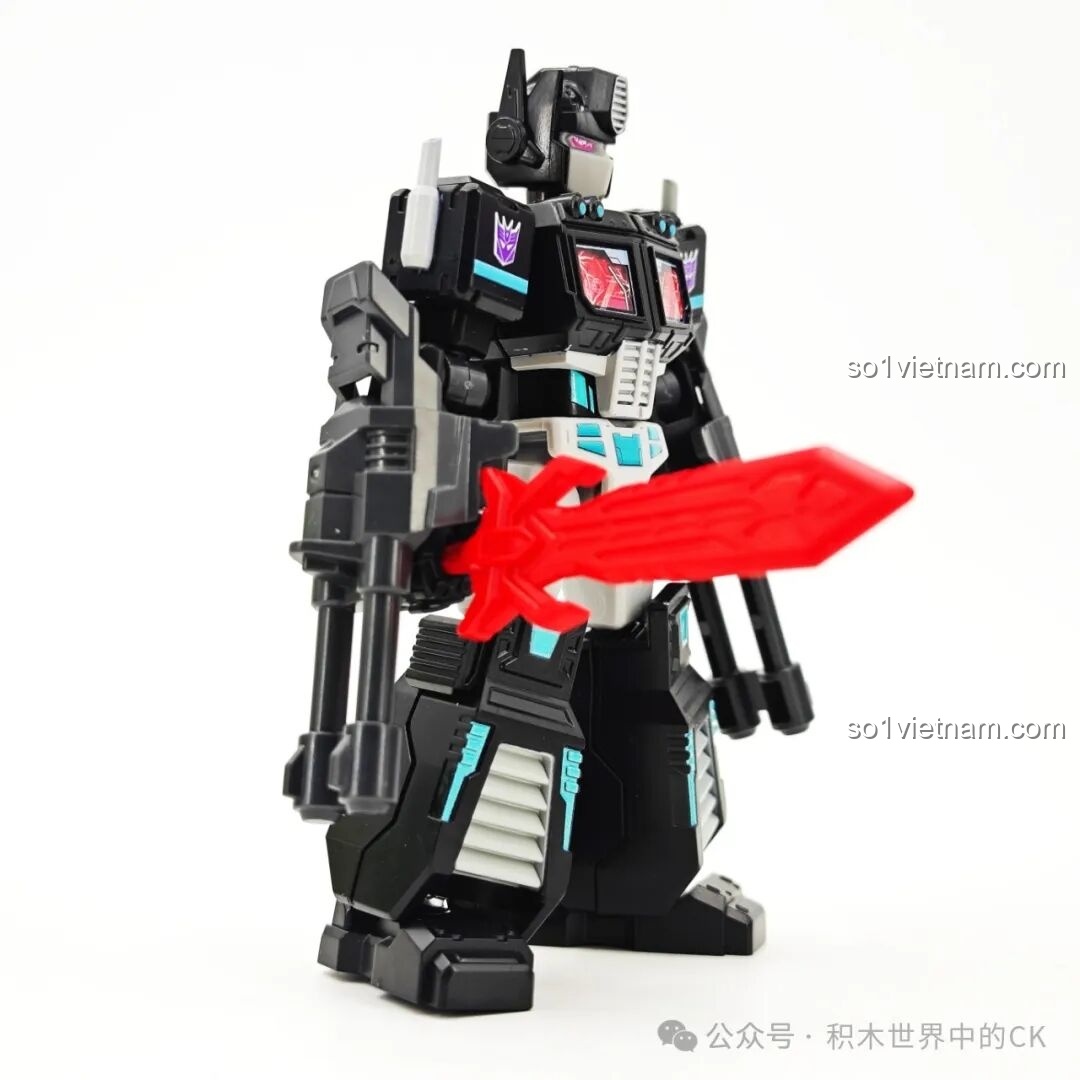 Góc nghiêng mô hình robot Nemesis Prime BLOKEES 71104 Transformers, thể hiện khả năng tạo dáng và chi tiết giáp.
