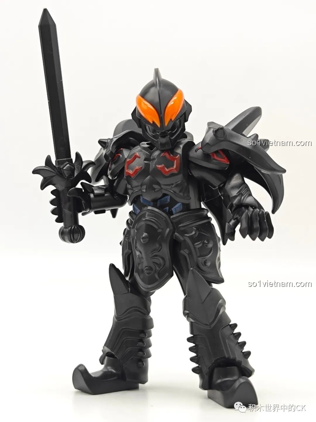 Hai mô hình Robot Quân Đoàn Beta BLOKEES Ultraman GV-08 với các loại vũ khí khác nhau, thể hiện tính đa dạng.