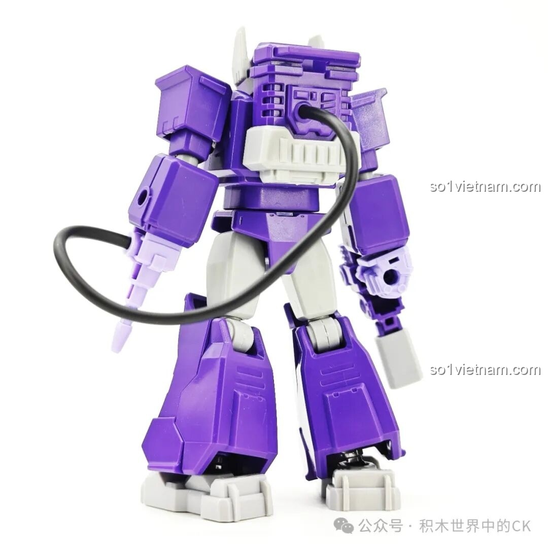 Mặt lưng mô hình robot Shockwave BLOKEES 71104 Transformers, thể hiện chi tiết ống dẫn năng lượng và khớp nối.