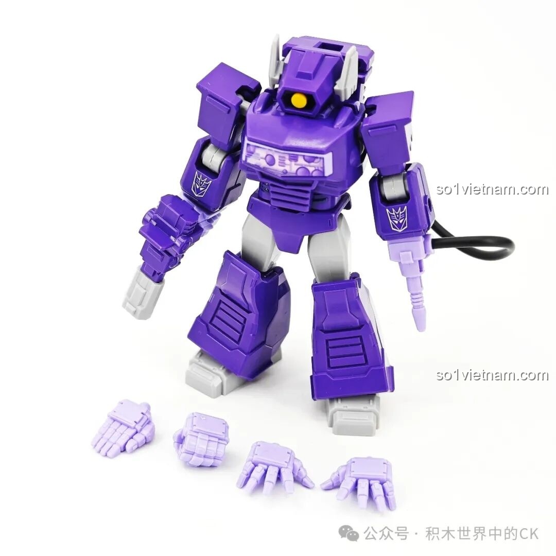 Mô hình robot Shockwave BLOKEES 71104 Transformers cùng các phụ kiện tay thay thế, tăng khả năng tùy biến.