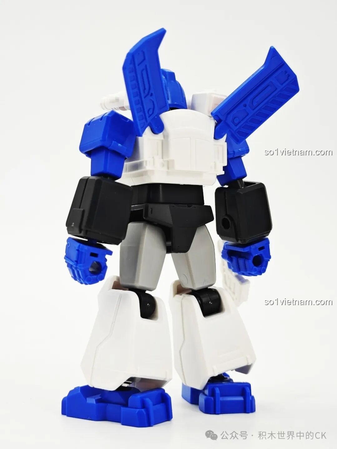 Mặt lưng mô hình robot Smokescreen BLOKEES 71104 Transformers, thể hiện chi tiết cánh gió và khớp nối linh hoạt.