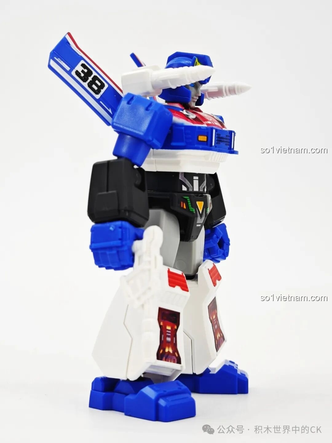 Góc nghiêng mô hình robot Smokescreen BLOKEES 71104 Transformers, thể hiện khả năng tạo dáng linh hoạt và vũ khí đi kèm.