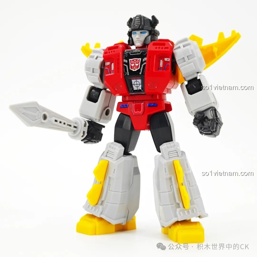 Mô hình robot Snarl từ bộ lắp ghép BLOKEES 71104 Transformers Galaxy Version 4th Wave, với tông màu đỏ, xám, vàng và kiếm.