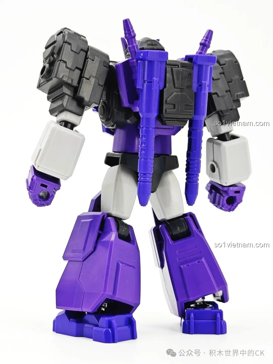 Mặt lưng mô hình robot Tarn BLOKEES 71104 Transformers, thể hiện chi tiết ống phóng tên lửa và giáp.