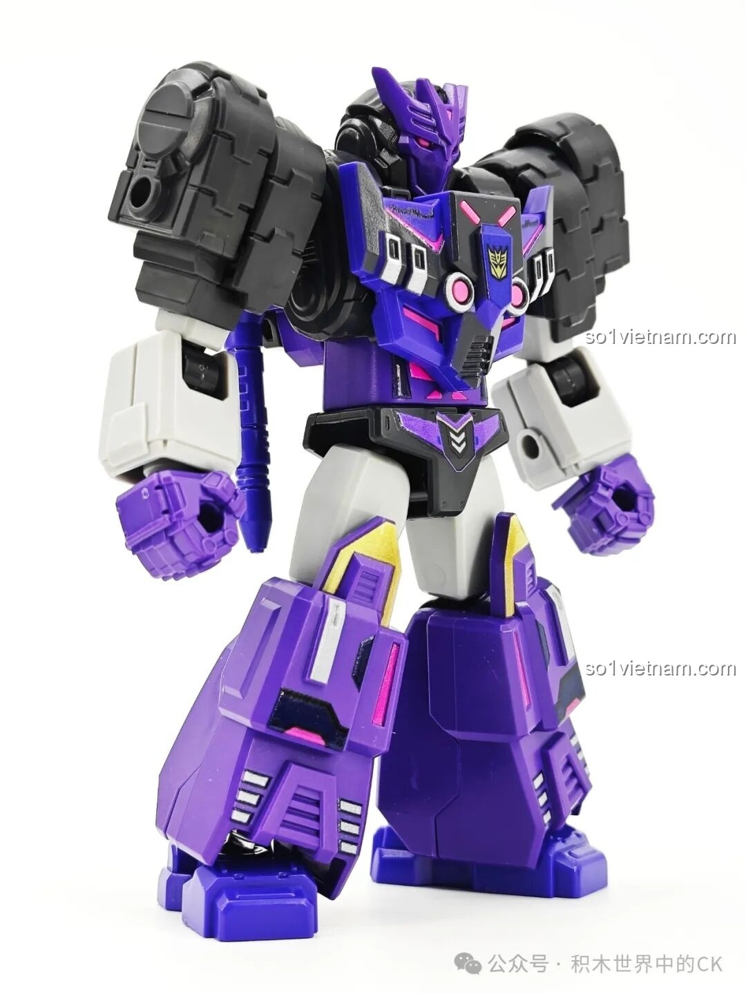 Góc nghiêng mô hình robot Tarn BLOKEES 71104 Transformers, thể hiện khả năng tạo dáng và chi tiết giáp.