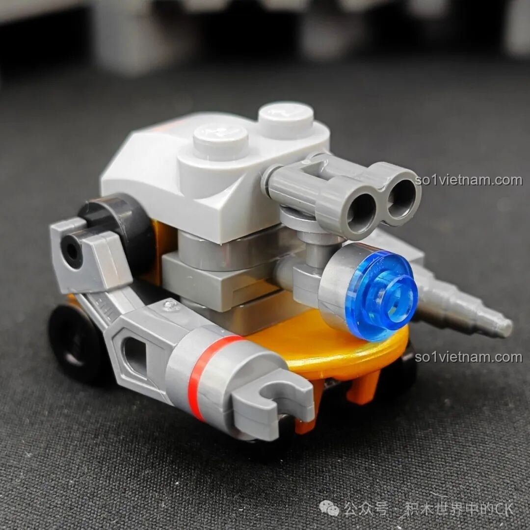 Ảnh chụp cận cảnh robot tự hành mini trong bộ đồ chơi lắp ráp Keeppley K10235, một phụ kiện đáng yêu và chi tiết.