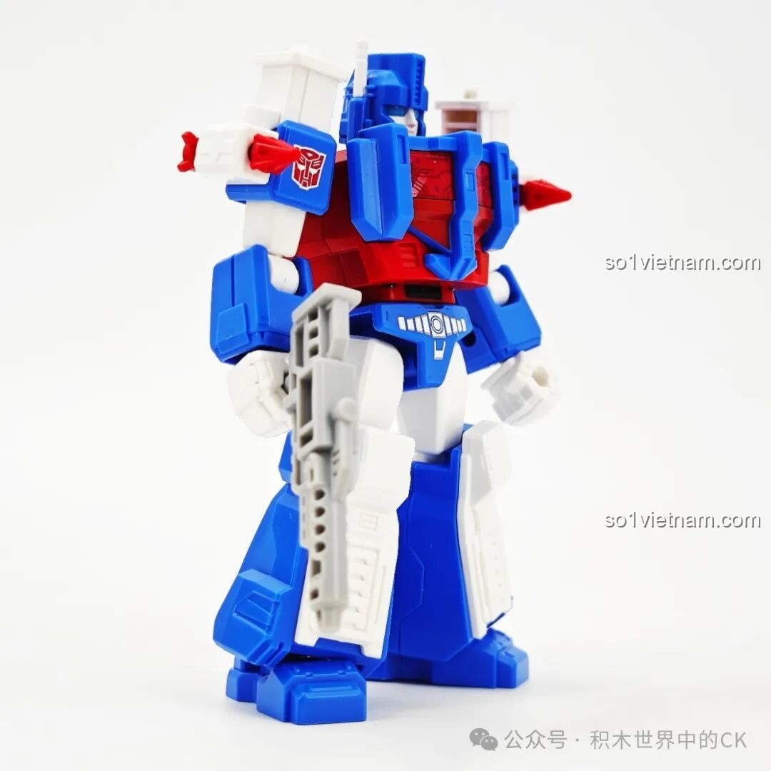 Góc nghiêng mô hình robot Ultra Magnus BLOKEES 71104 Transformers, thể hiện khả năng tạo dáng và vũ khí.