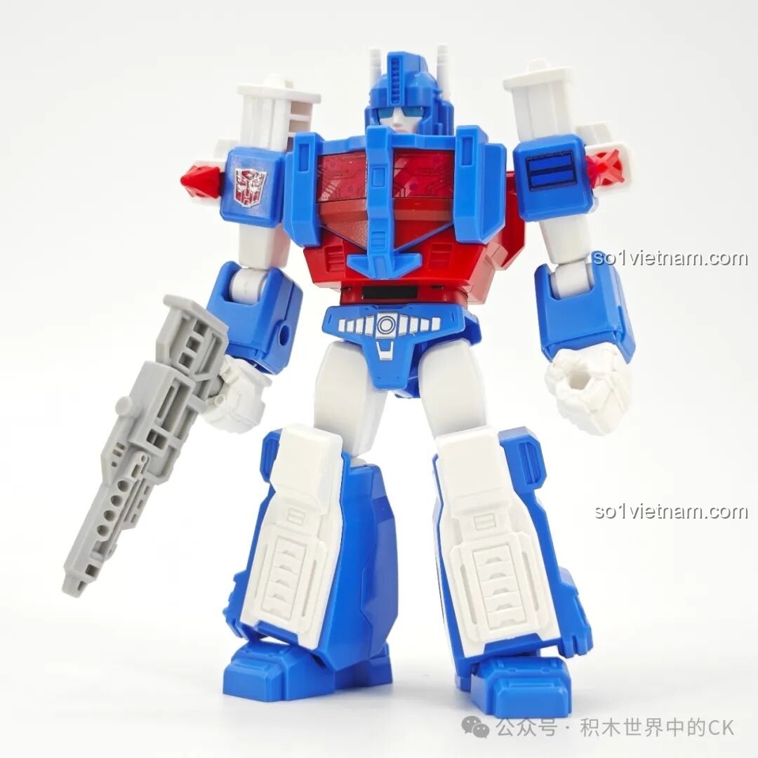 Mô hình robot Ultra Magnus từ bộ lắp ghép BLOKEES 71104 Transformers Galaxy Version 4th Wave, với tông màu xanh, đỏ, trắng.