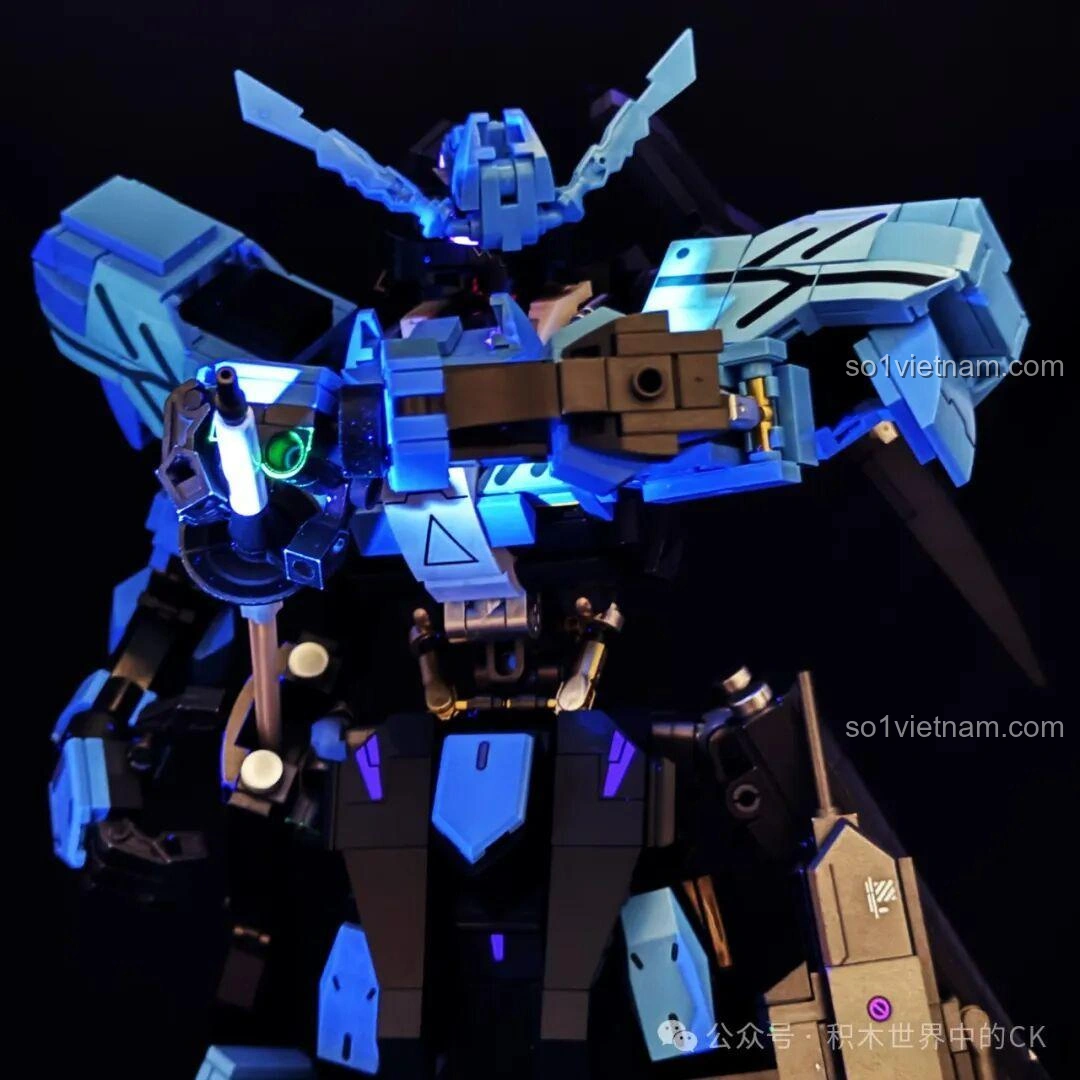 Robot Vidar JIESTAR 58145 cầm kiếm với đèn LED phát sáng ở góc nghiêng, tạo dáng chiến đấu ấn tượng.