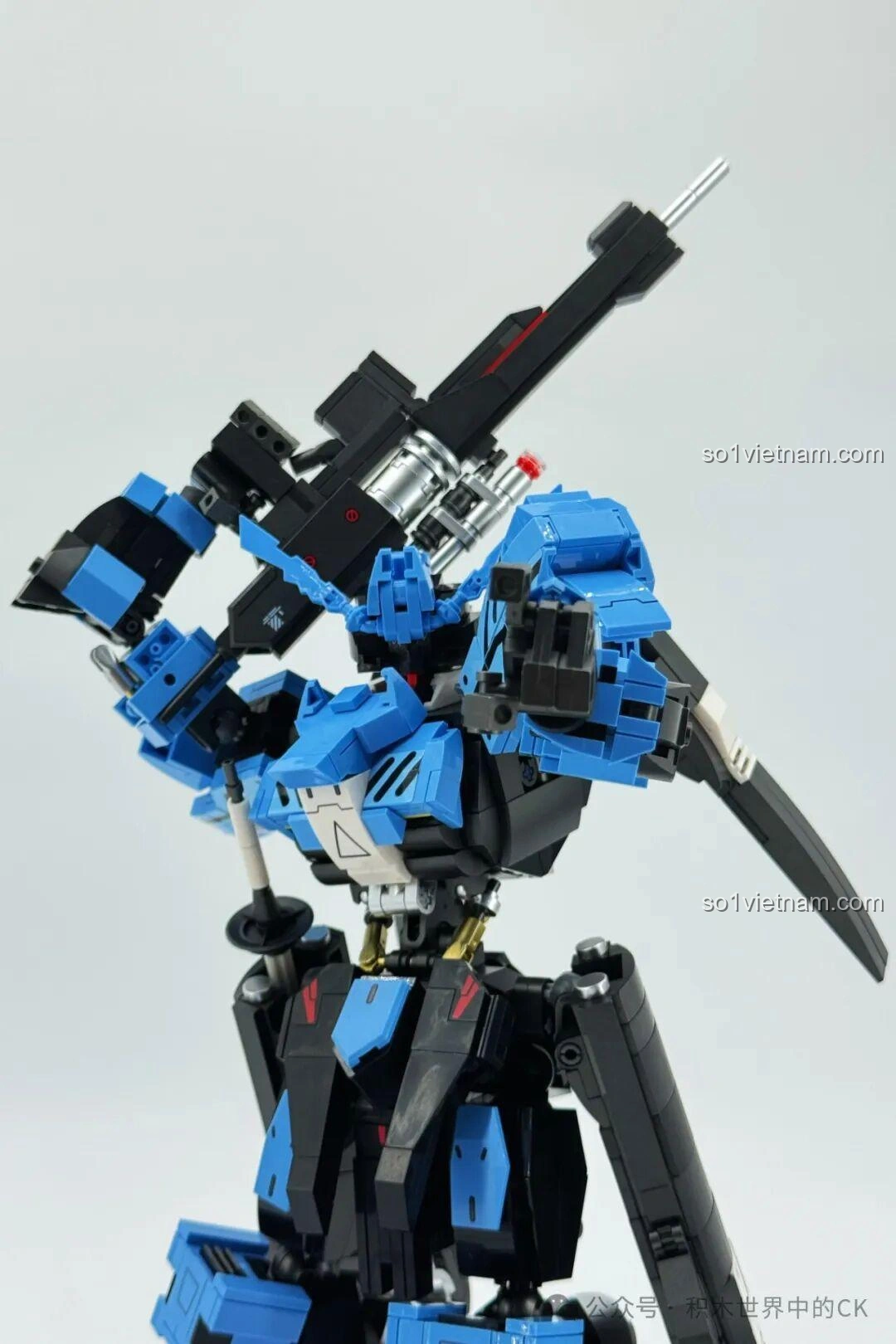 Robot Vidar JIESTAR 58145 giơ kiếm lên cao, thể hiện tư thế tấn công mạnh mẽ và dứt khoát.