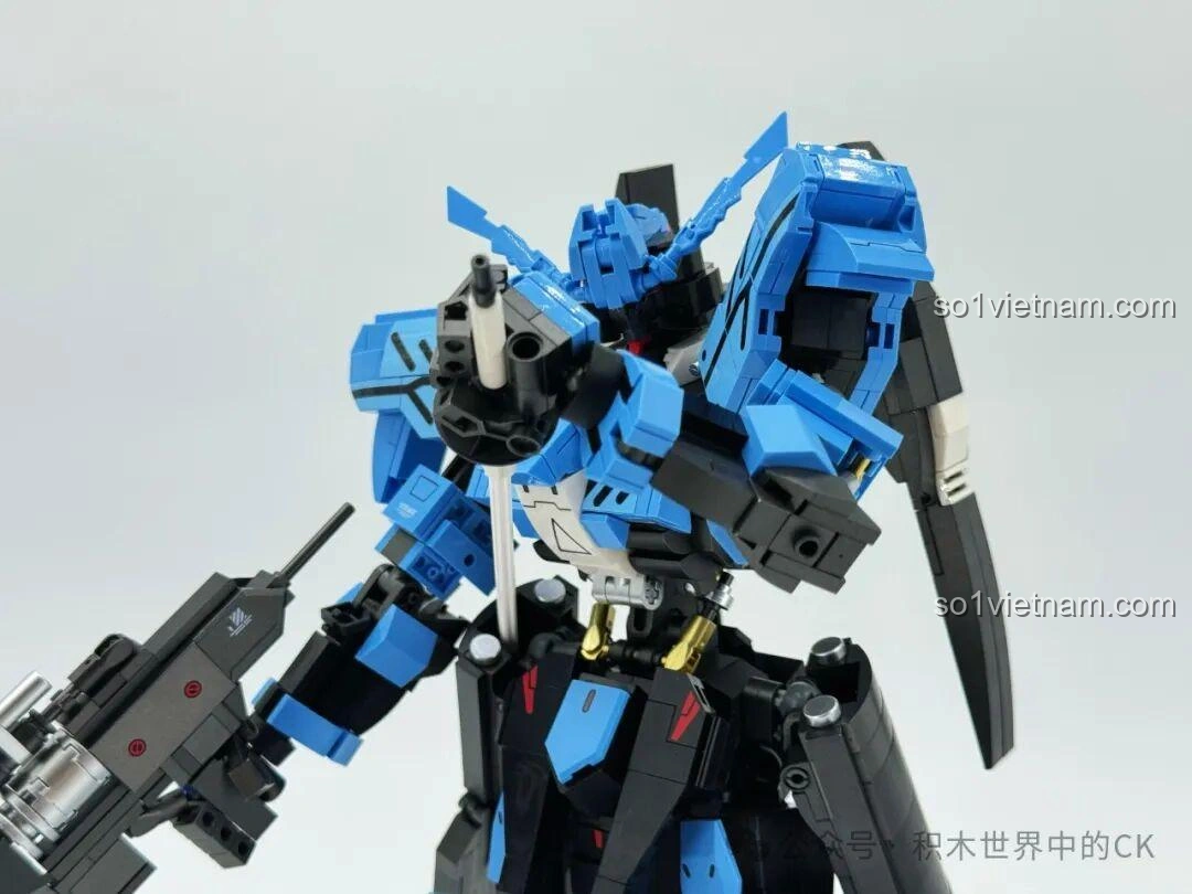 Robot Vidar JIESTAR 58145 cầm kiếm ở góc nghiêng bên, thể hiện sự linh hoạt trong tạo dáng.