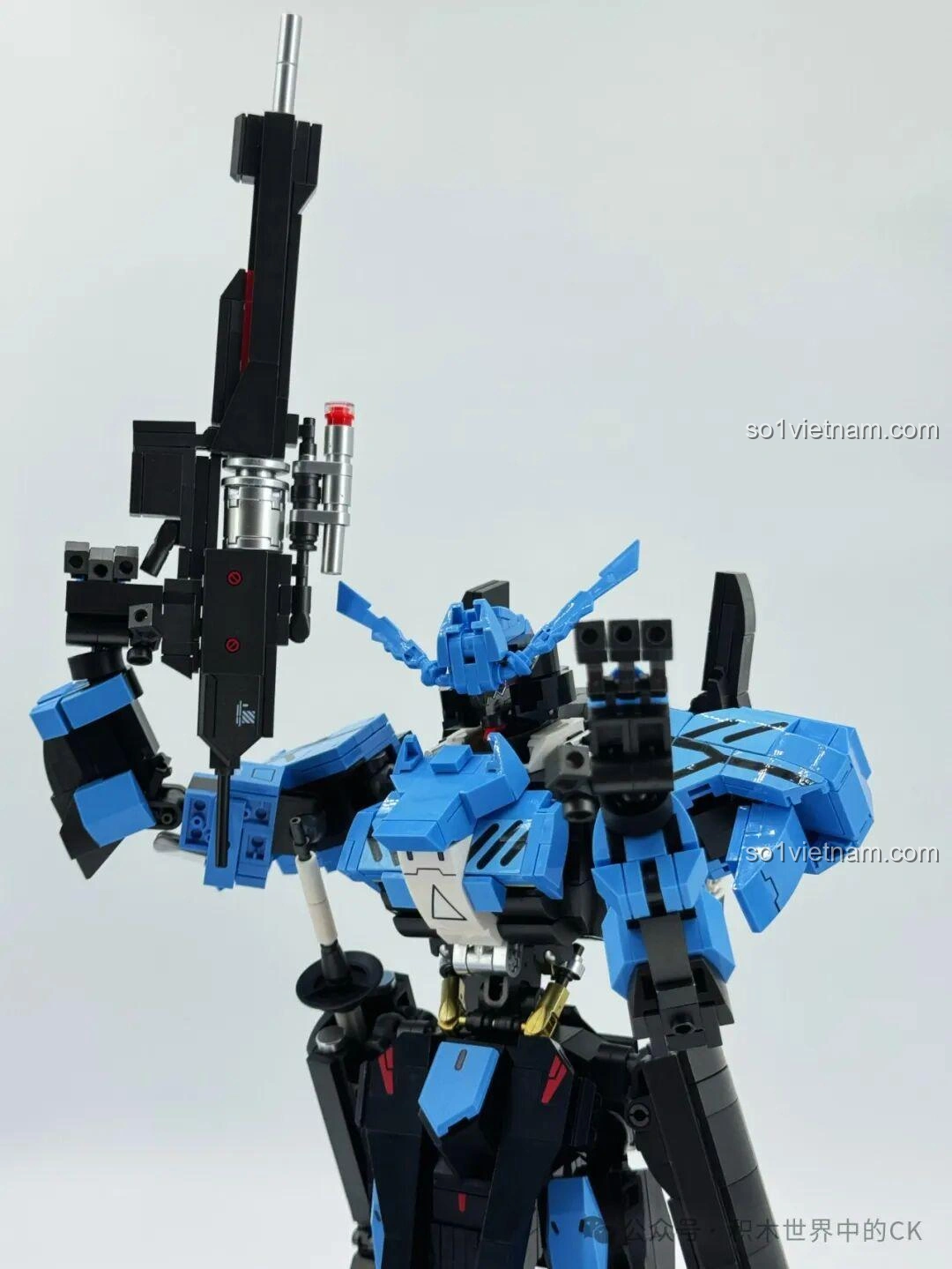 Robot Vidar JIESTAR 58145 cầm kiếm ở góc nghiêng, thể hiện tư thế chiến đấu cận chiến.