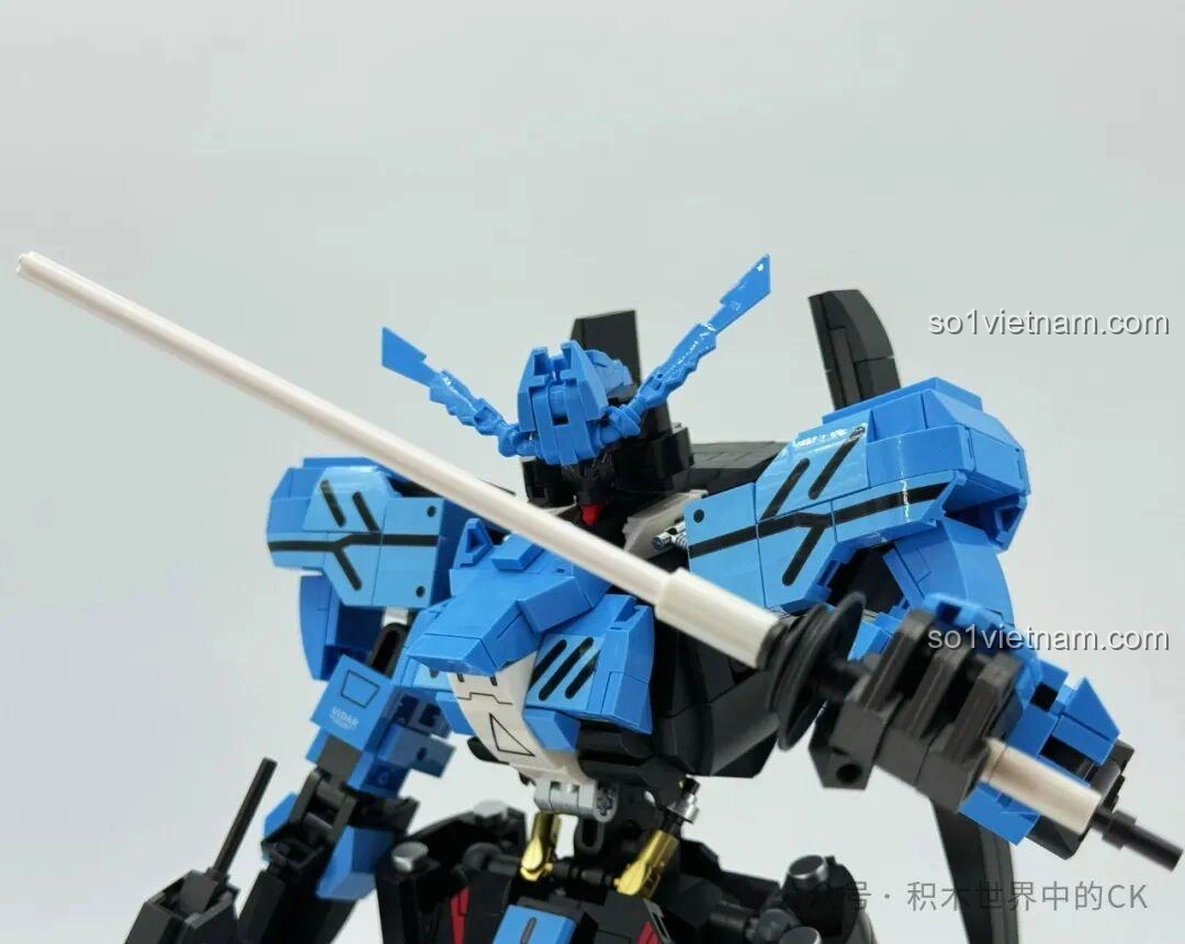 Robot Vidar JIESTAR 58145 cầm kiếm với đèn LED phát sáng, tạo dáng chiến đấu đầy ấn tượng trong bóng tối.