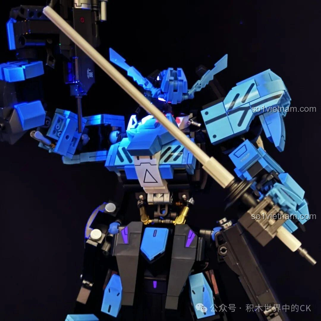 Robot Vidar JIESTAR 58145 cầm súng trường với đèn LED phát sáng ở góc nghiêng, thể hiện vẻ đẹp của mô hình.