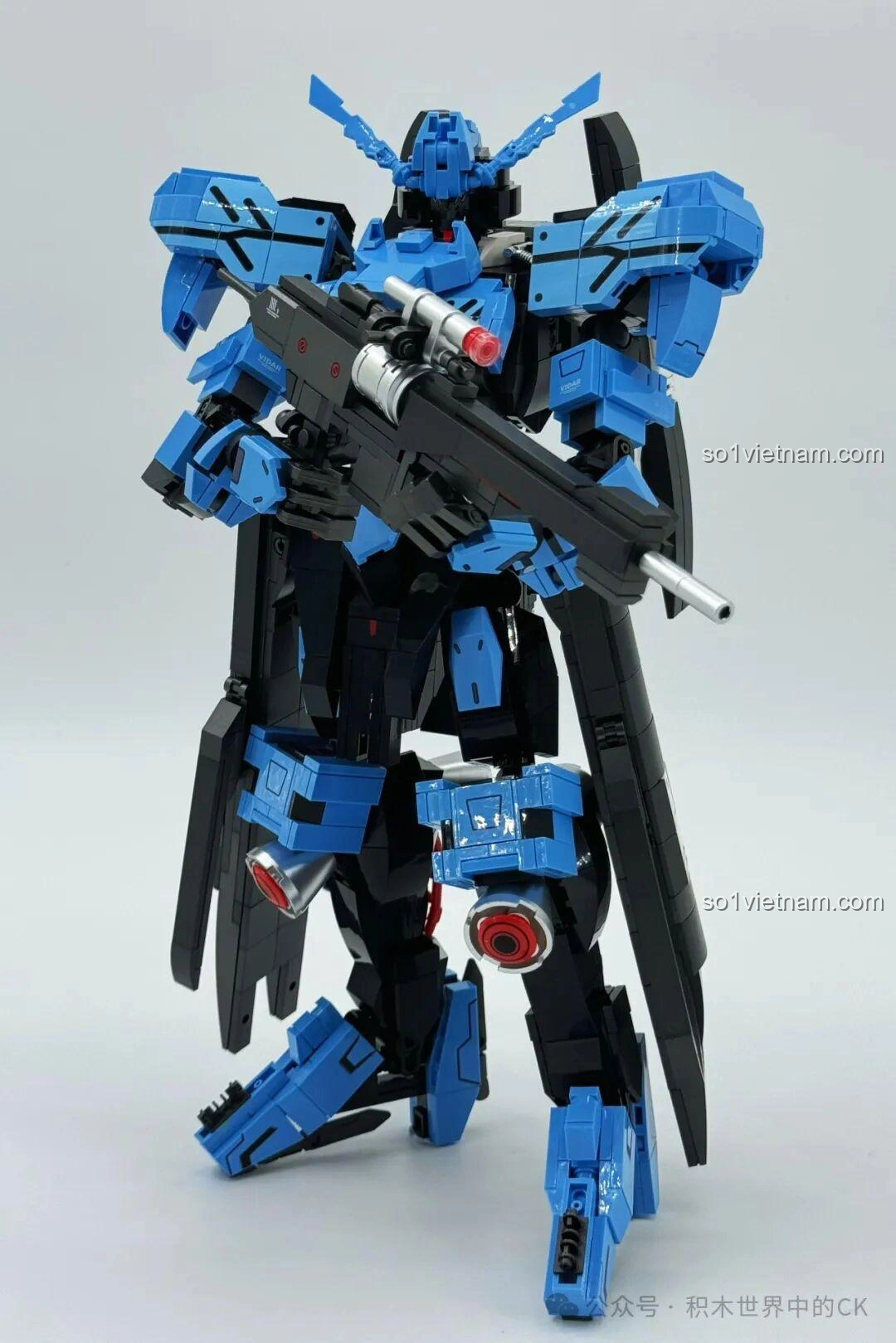 Robot Vidar JIESTAR 58145 cầm súng trường ở góc nghiêng, thể hiện sự linh hoạt trong việc tạo dáng.