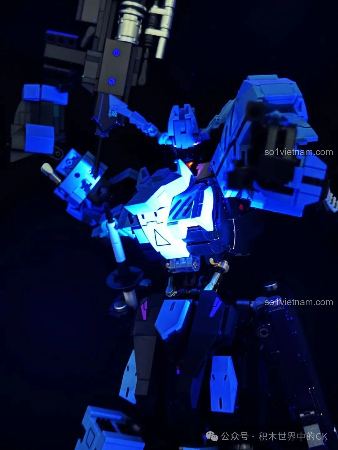 Robot Vidar JIESTAR 58145 cầm súng trường với đèn LED phát sáng, tạo dáng mạnh mẽ và ấn tượng trong bóng tối.