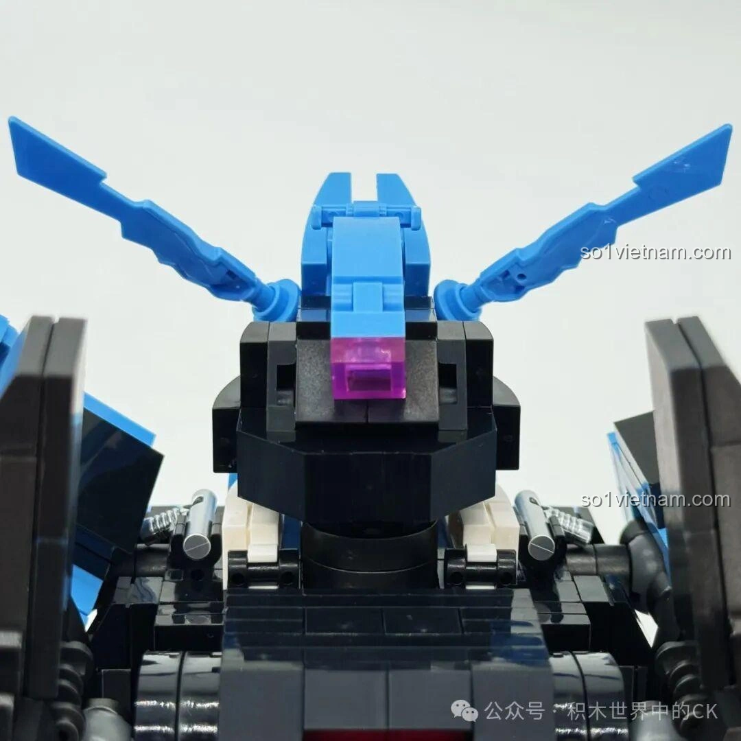 Robot Vidar JIESTAR 58145 cầm súng trường và kiếm, thể hiện khả năng sử dụng đa dạng vũ khí.