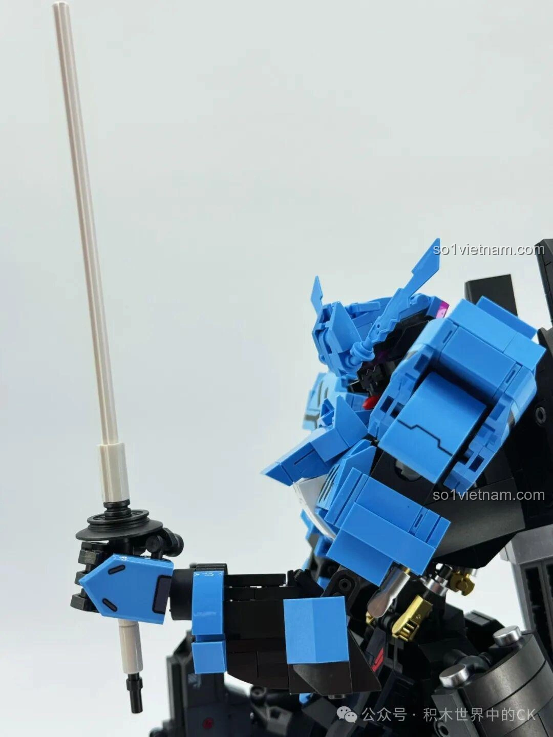 Robot Vidar JIESTAR 58145 cầm súng trường với đèn LED phát sáng, thể hiện sự uy lực và vẻ đẹp của mô hình.