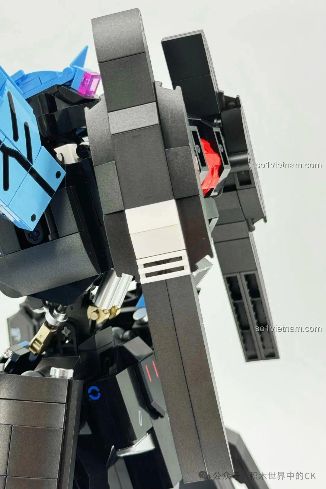 Robot Vidar JIESTAR 58145 giơ súng trường lên cao, thể hiện tư thế tấn công mạnh mẽ và uy lực.