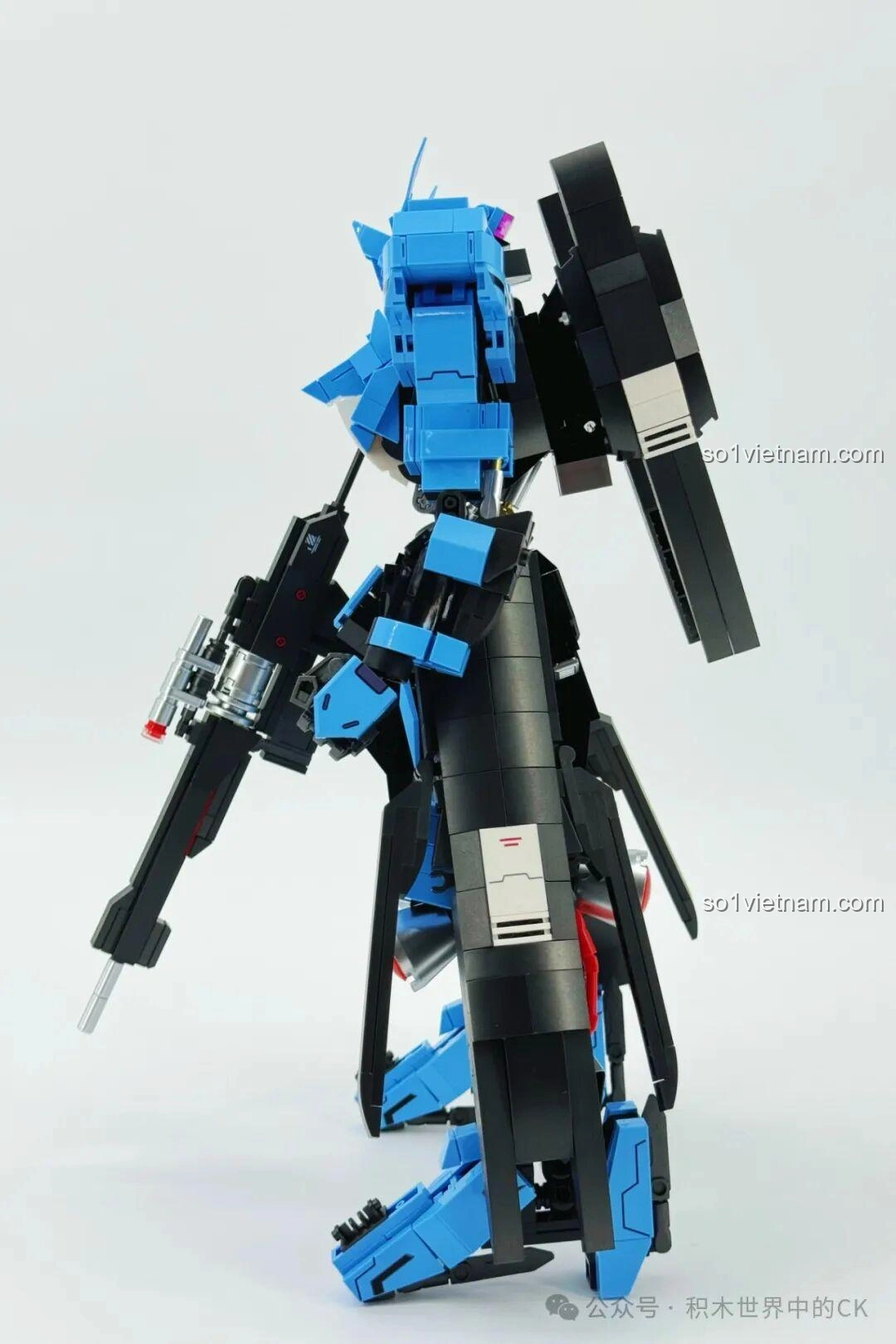 Góc nghiêng bên phải của Robot Vidar JIESTAR 58145, cho thấy chi tiết giáp vai và vũ khí được gắn chắc chắn.