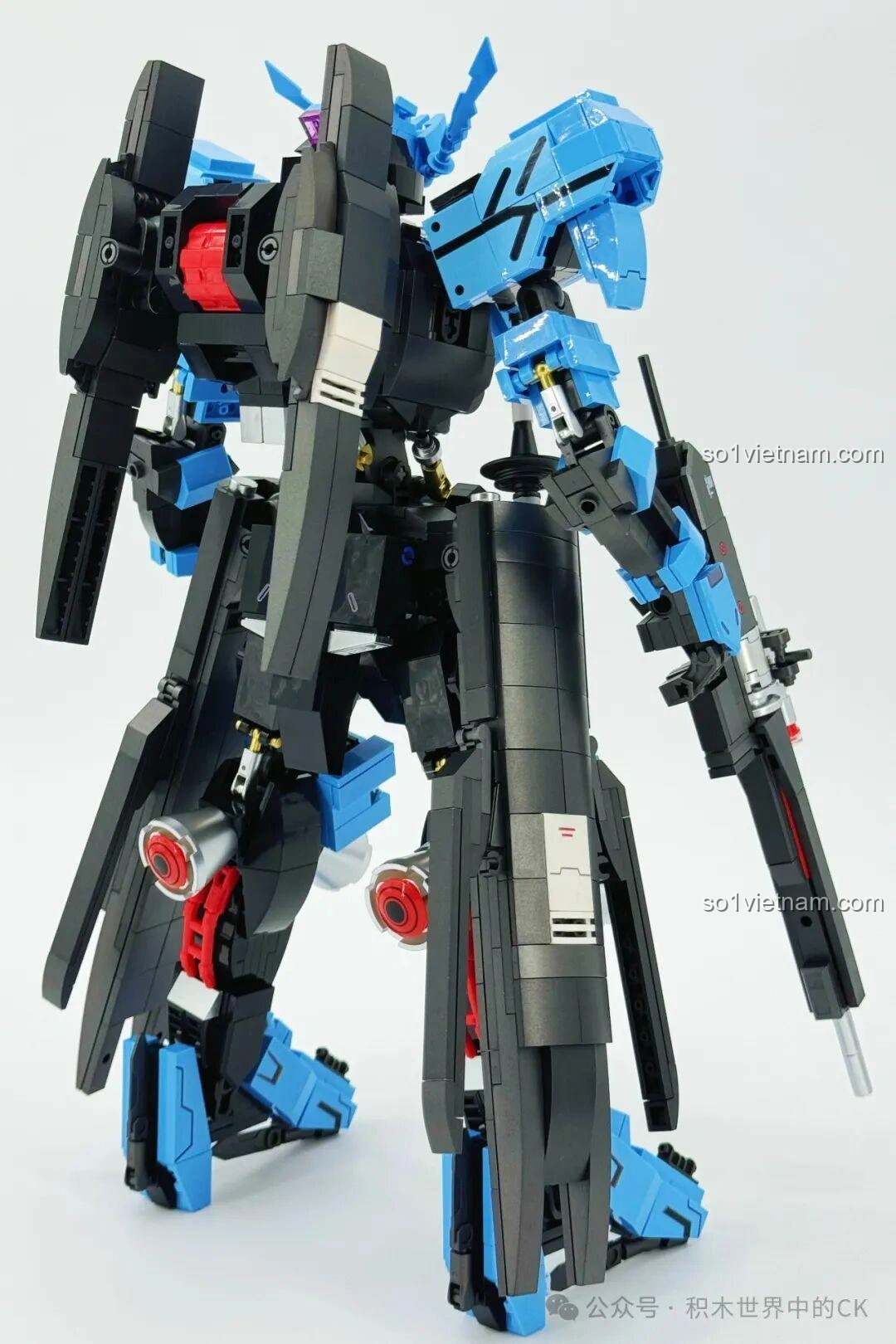 Góc nhìn chéo từ phía sau của Robot Vidar JIESTAR 58145, làm nổi bật các chi tiết giáp và vũ khí.