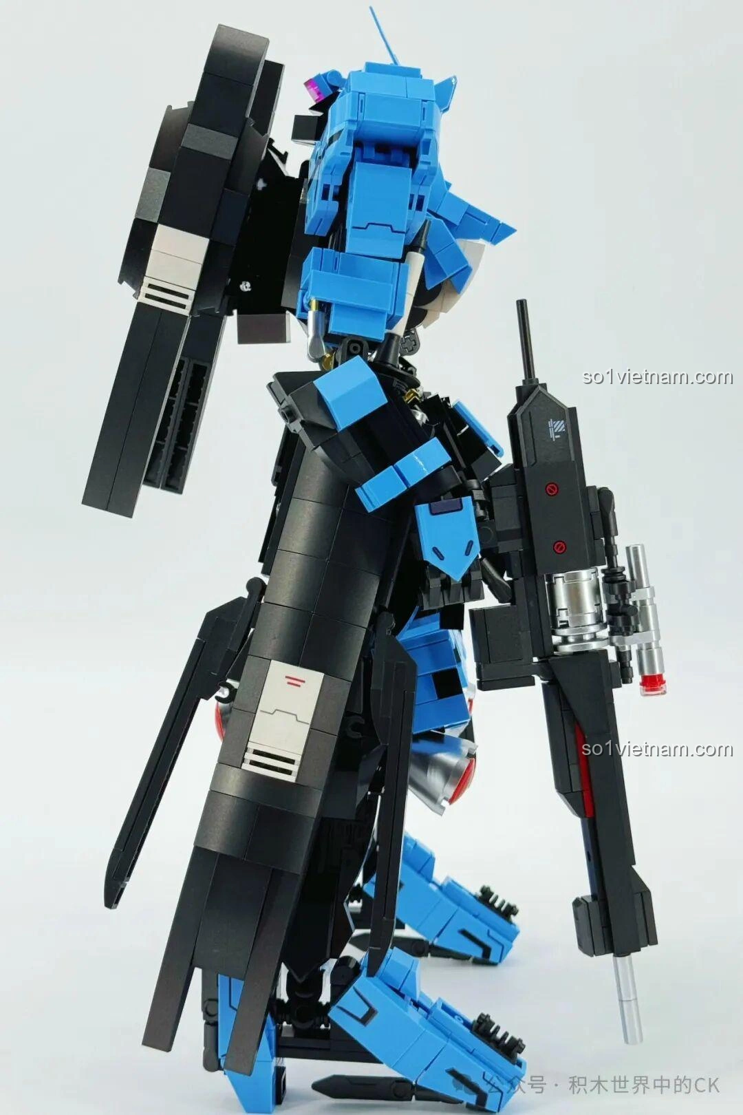 Góc nhìn chéo từ phía trước của Robot Vidar JIESTAR 58145, với súng trường được cầm chắc chắn.