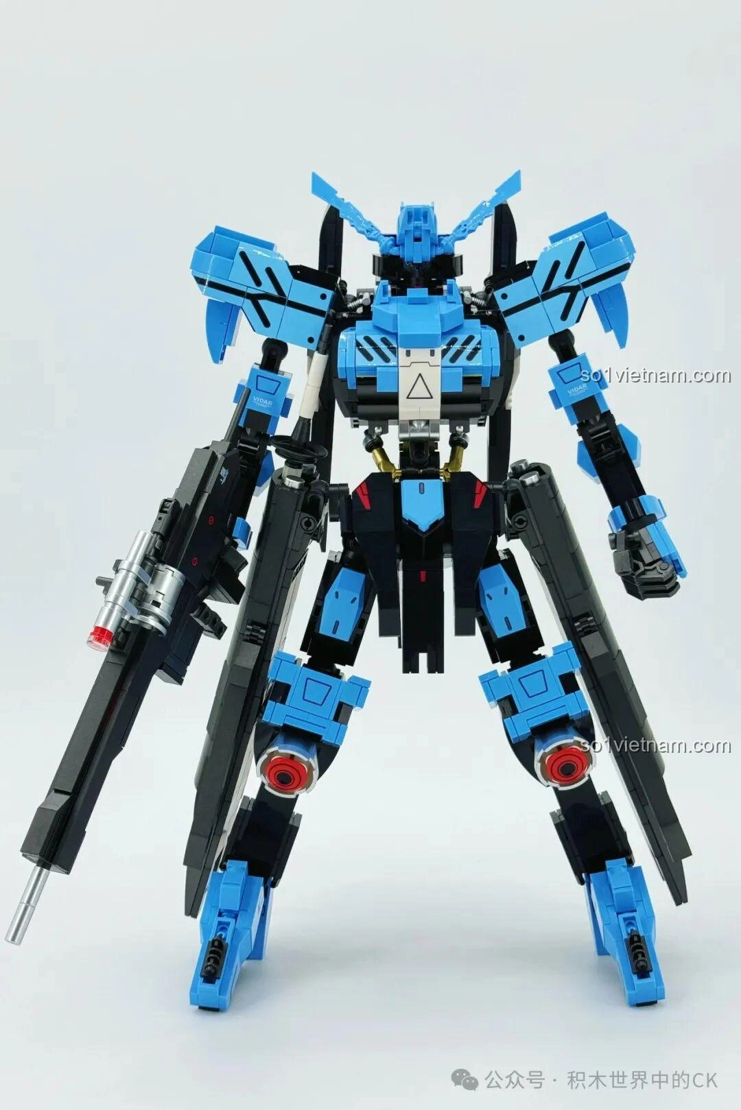 Mô hình Robot Vidar JIESTAR 58145 với súng trường và kiếm đã được gắn, tạo dáng mạnh mẽ và sẵn sàng chiến đấu.