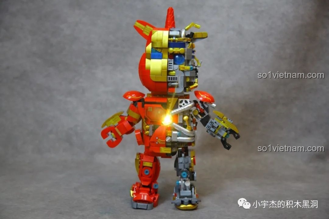 Mô hình robot ZHEGAO GZ8008 đứng cạnh bệ trưng bày và giàn máy cơ khí.