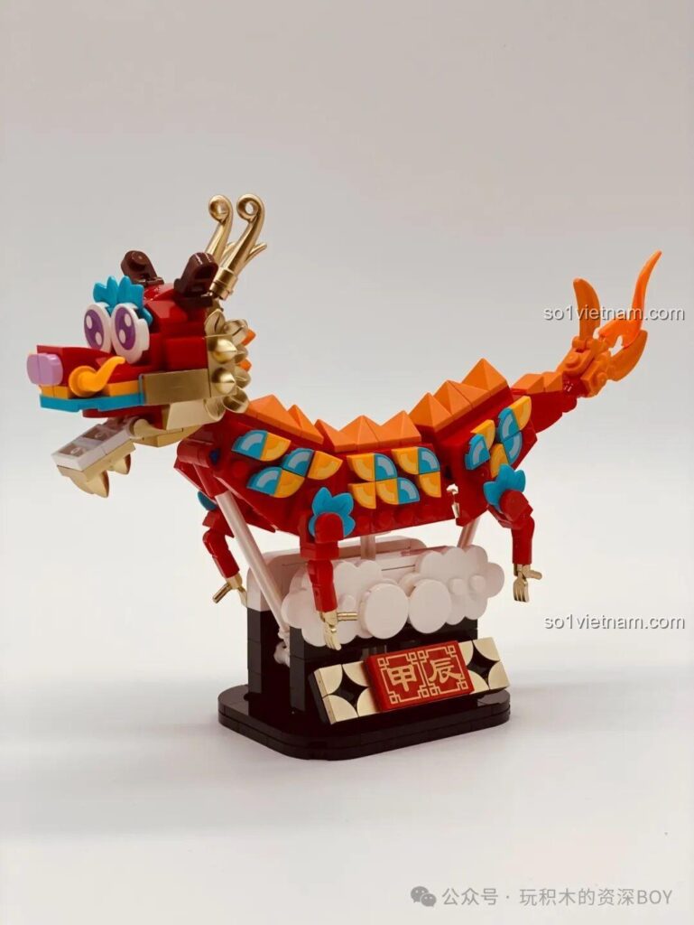 Mô hình Rồng Béo Trên Trời Gobricks G2401 đã hoàn thiện, đứng trên đế mây, màu sắc rực rỡ, sẵn sàng bay lượn.