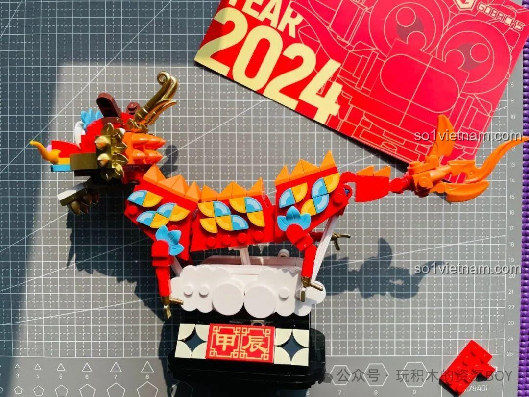 Mô hình Rồng Béo Trên Trời Gobricks G2401 đã hoàn thiện, đặt cạnh hộp sản phẩm.