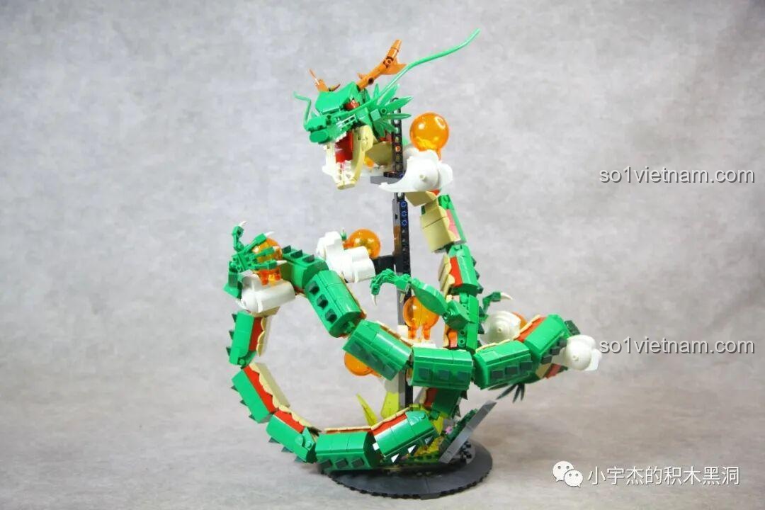 Mô hình Rồng Thần Shenron hoàn chỉnh sau khi lắp ráp, dài hơn 1.2 mét, uốn lượn trên mặt phẳng.