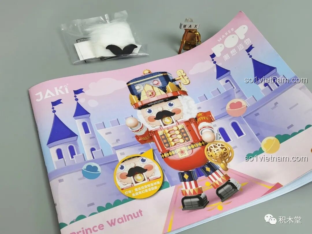 Sách hướng dẫn lắp ráp và các phụ kiện đi kèm của bộ Hoàng Tử Kẹp Hạt Dẻ, bao gồm râu và tóc giả.