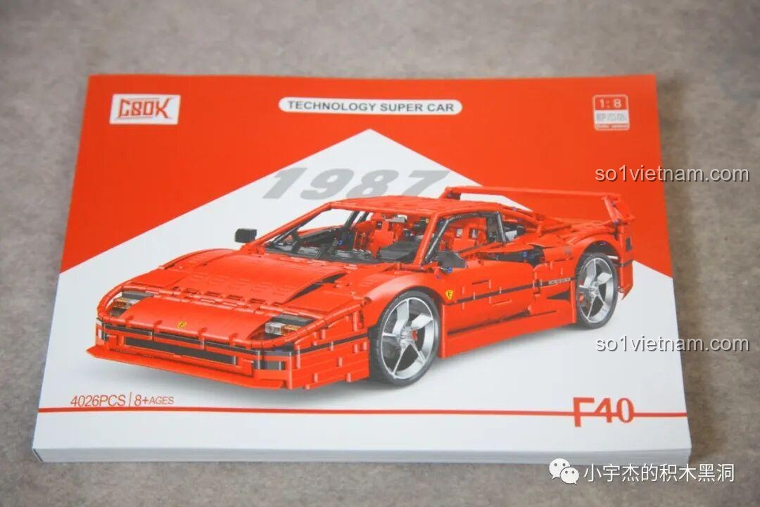 Cuốn sách hướng dẫn lắp ráp dày của bộ lắp ghép Siêu xe thể thao F40 cho trẻ từ 8 tuổi, hứa hẹn một quá trình lắp ráp chi tiết.