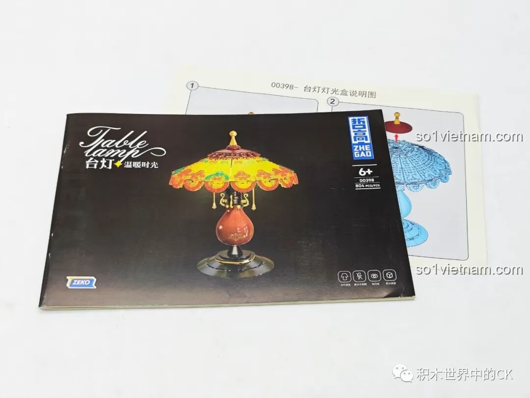 Sách hướng dẫn lắp ráp và tờ hướng dẫn đèn LED của bộ Đèn Bàn Cổ Điển ZHEGAO 00398, minh họa rõ ràng các bước.
