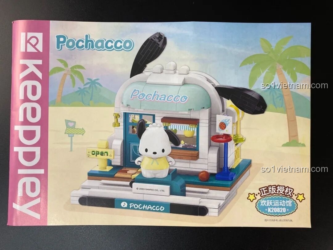 Trang bìa sách hướng dẫn lắp ráp cho bộ Keeppley Pochacco Nhà Thi Đấu, in màu sắc nét và rõ ràng.