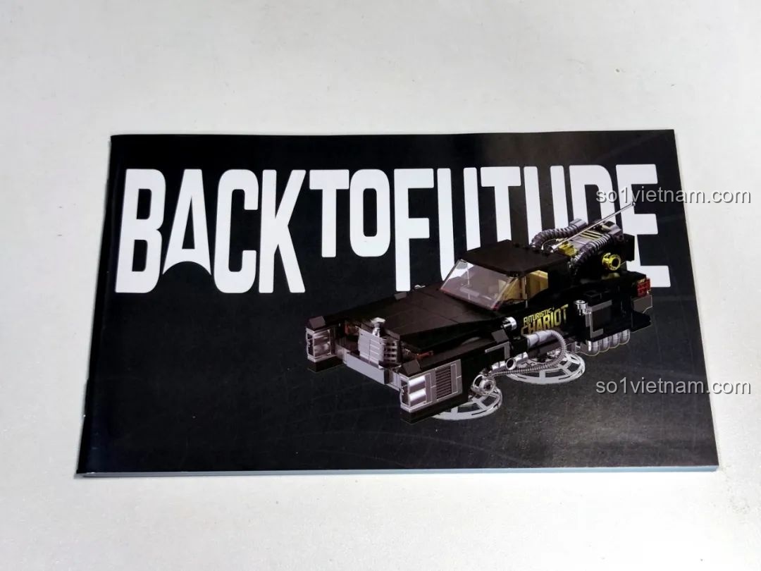 Bìa sách hướng dẫn lắp ráp chi tiết cho bộ đồ chơi mô hình xe Back to the Future Pinbo PB8827.