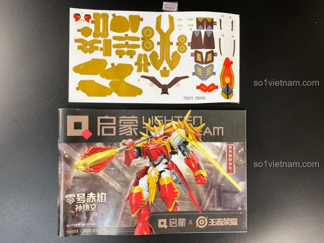 Sách hướng dẫn lắp ráp và tấm sticker đi kèm bộ đồ chơi Tôn Ngộ Không QMAN, giúp bé dễ dàng hoàn thiện mô hình.