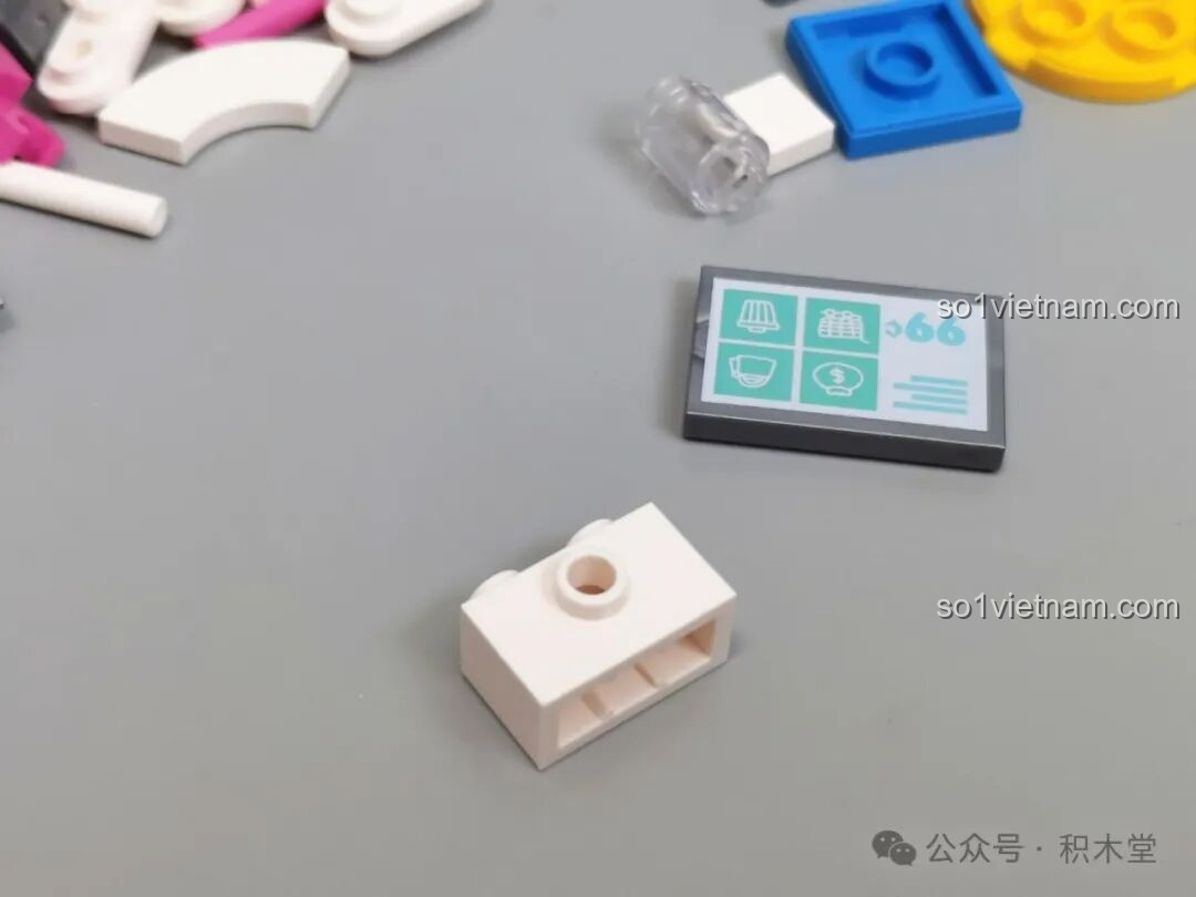 Sách hướng dẫn, sticker và các chi tiết đặc biệt của bộ lắp ráp Quầy bar kem Loopy TC2329.