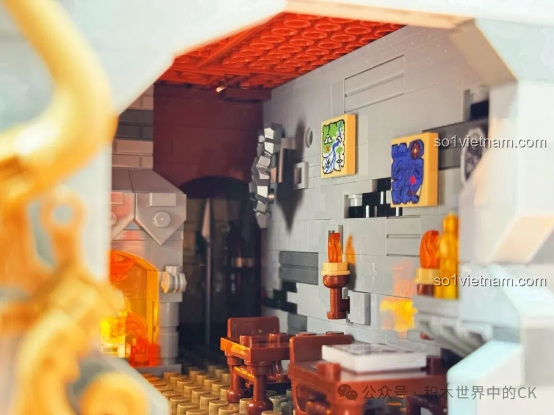 Sách, quả địa cầu và các vật phẩm trang trí trên tầng hai của JIESTAR 57016 Thư viện Châu Âu.