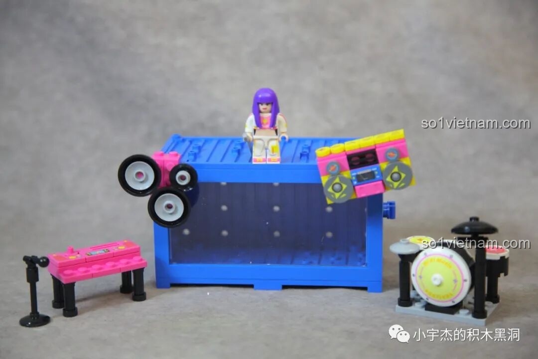 Toàn cảnh sân khấu âm nhạc của bộ Sembo 714508 với minifigure, nhạc cụ và container trưng bày.