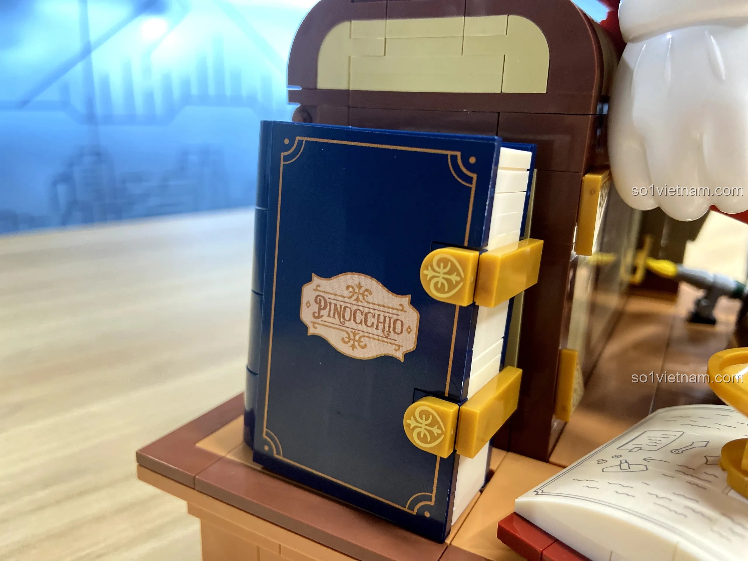 Cảnh ông Geppetto và cô Tiên xanh tạo ra Pinocchio trên 