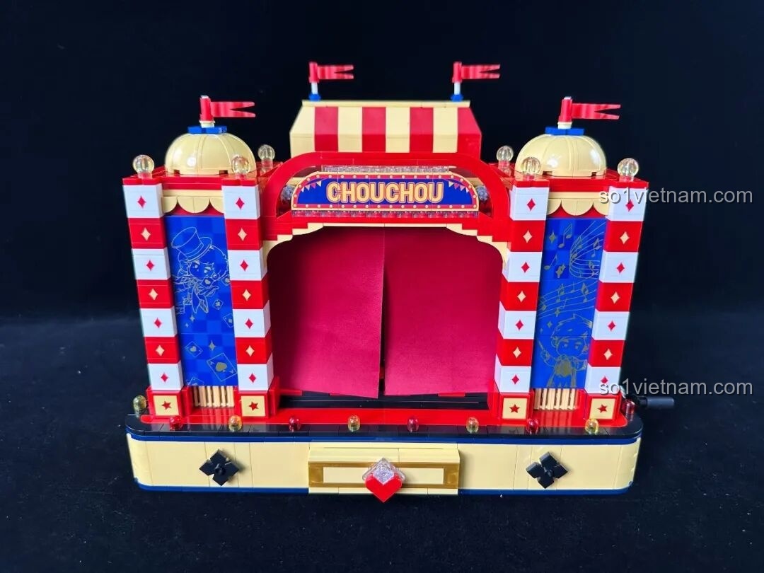 Sân khấu phụ với minifigure nghệ sĩ đu dây đang biểu diễn trên nền phông nền xoay của bộ Keeppley K21302.