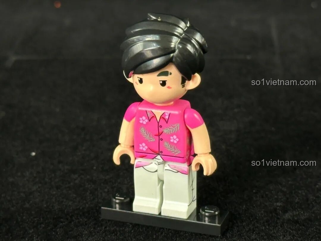 Sân khấu Keeppley K21302 được bật đèn LED, tạo hiệu ứng ánh sáng lung linh cho màn trình diễn piano.