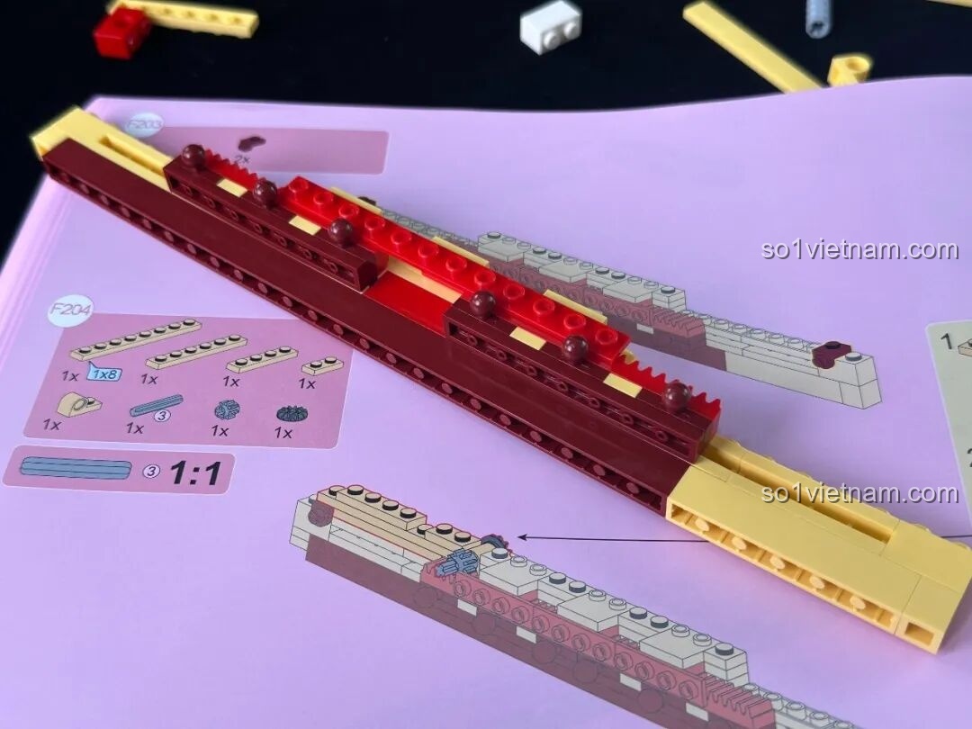 Sân khấu Keeppley K21302 sau khi được lắp tấm màn màu đỏ, tạo cảm giác như một rạp hát thực thụ.