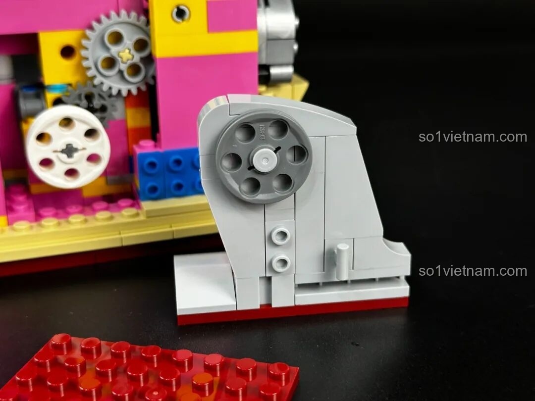 Sân khấu mini bên trong bộ Pantasy Máy Chiếu Phim Cổ Điển Retro 85010 khi chưa lắp nắp, cho thấy cấu trúc và các chi tiết bên trong.