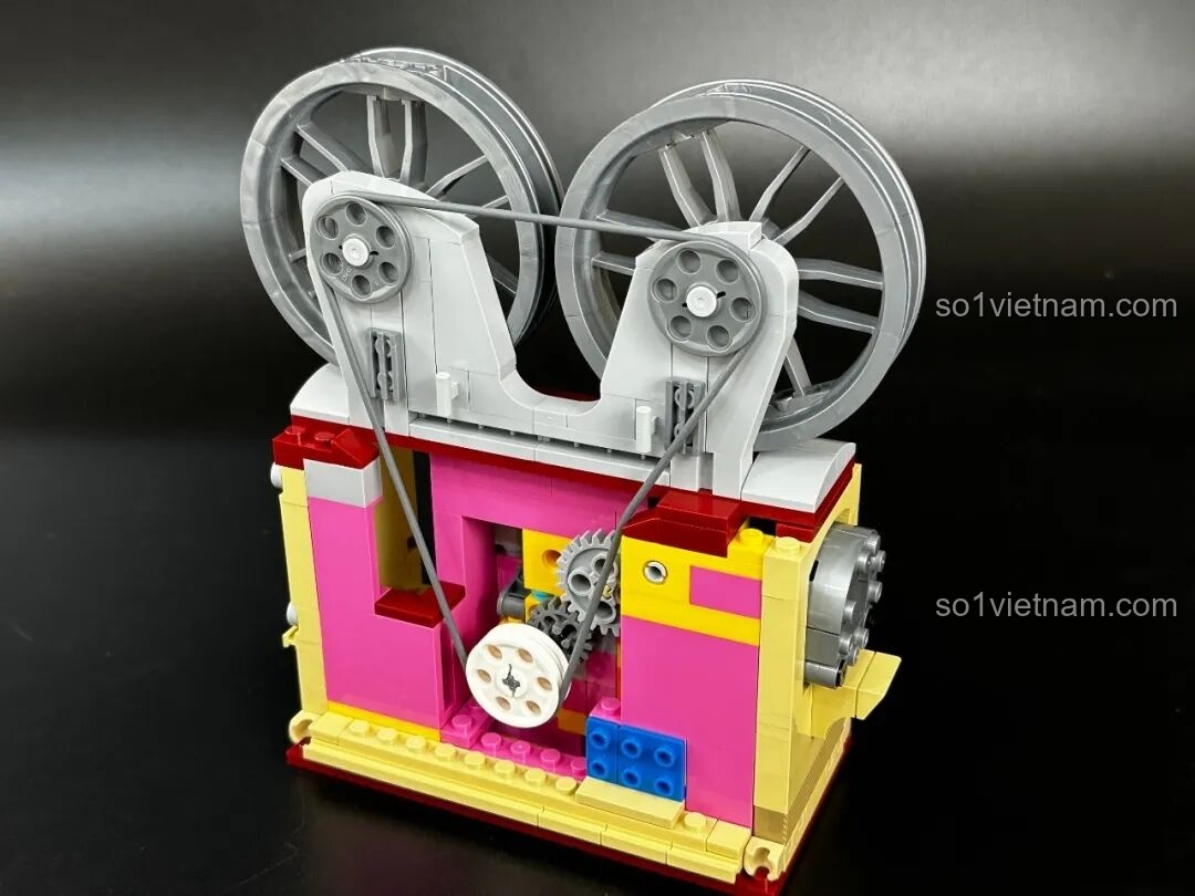 Sân khấu mini với hình ảnh ảo thuật gia bên trong bộ Pantasy Máy Chiếu Phim Cổ Điển Retro 85010, tạo hiệu ứng như đang xem một vở kịch.