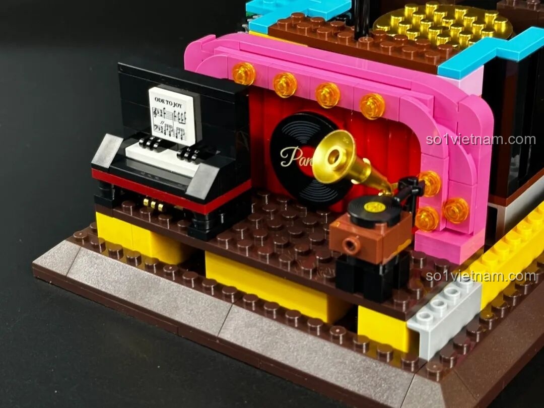 Sân khấu mini với máy hát đĩa nhỏ bên trong bộ Pantasy Gramophone 85009, tạo nên một không gian âm nhạc thu nhỏ.