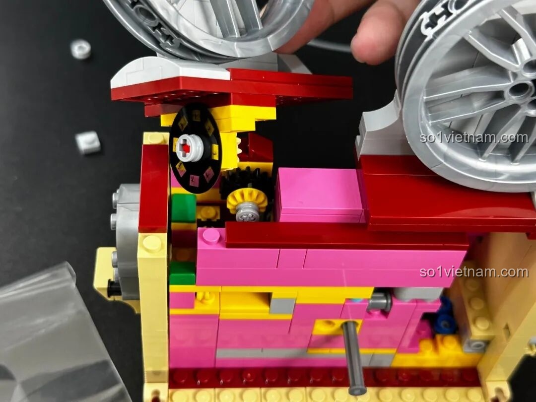 Sân khấu mini với hình ảnh các vũ công ba lê bên trong bộ Pantasy Máy Chiếu Phim Cổ Điển Retro 85010, tạo hiệu ứng như đang xem một buổi biểu diễn.